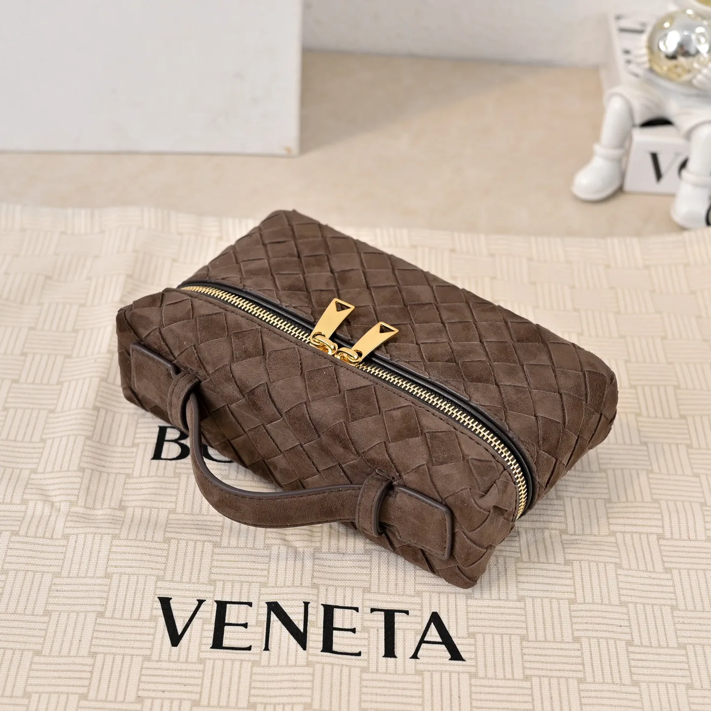 Batch 1360 #BV new Vanity Case suede cosmetic bag 🎈 is a super practical and stylish box cosmetic bag [Fireworks], using the brand's most classic cowhide weaving, with two-way zipper opening and closing, the overall style is retro and elegant, the top handle can be adjusted at will, the hand-held elegant temperament, cross-body casual and casual, unlocking various concave shape scenes 🎬 Model: 9109 Size: 22x12.5x5